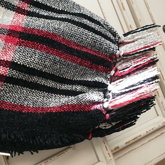 NWOT Plaid blanket scarf or wrap w/fringe, black, red, white, warm/cozy/soft - Picture 2 of 4
